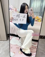 混血脸白裙护士